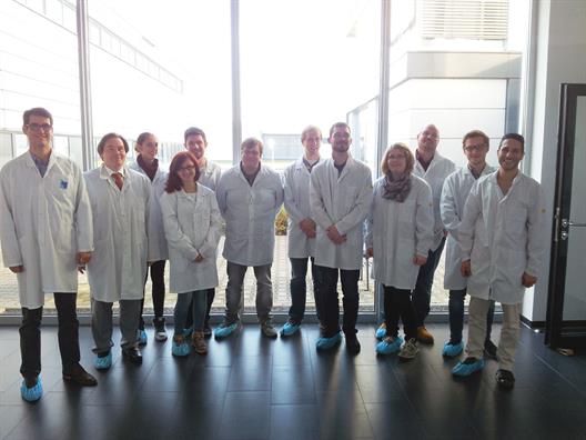 Dieses Bild zeigt eine Gruppe Studierender beider Geschlechter im Unternehmen Helmut Beyers GmbH in Mönchengladbach.