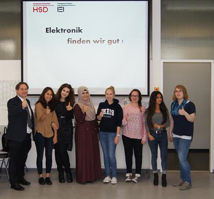 Die Teilnehmerinnen des Frauenpraktikums im Elektronik-Labor von Prof. Dr. Volker Feige (links im Bild)