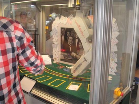 Ob der „Tic-Tac-Toe“ (auch als „Drei gewinnt“ bekannt) spielende Roboter oder sein ebenfalls hochtechnisierter Gefährte beim „Black-Jack-Spiel“ – beide Studierendenprojekte waren zweifellos ein Hingucker. Foto: Michael Kirch