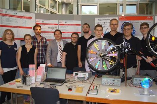 Das Team aus dem Fachbereich Elektrotechnik präsentiert den HSD-Stand 2015. Foto: privat