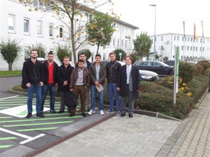 Prof. Dr. Volker Feige (rechts) zusammen mit den Teilnehmern der Exkursion vor dem Werksgelände in Düsseldorf-Reisholz.