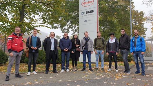 Abbildung 1: Studierende und wiss. Mitarbeiter der Exkursion zur Henkel AG & Co. KGaA mit Prof. Dr. -Ing. Volker K. S. Feige (Foto: privat)