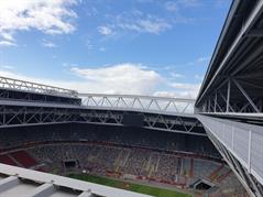 Dach des Fußballstadions, das sich auf Basis von Elektromotoren verschließen lässt.
(Foto: privat)
