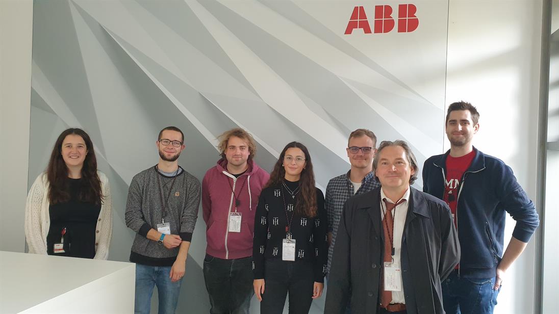 Teilnehmer*innen der Exkursion und Mitarbeiterin der ABB mit
Herrn Prof. Dr.-Ing Volker Feige von der Hochschule Düsseldorf 
