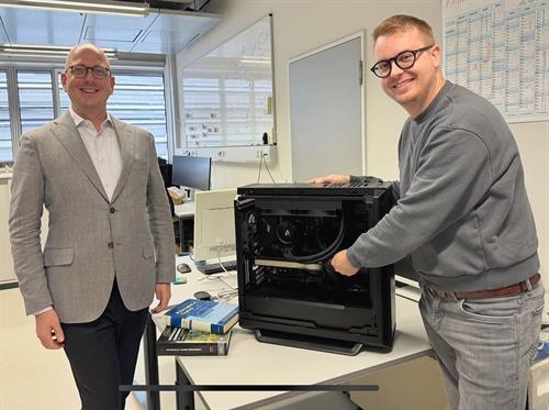 Professor Alexander Braun (l.) und Jan Halama freuen sich über die neue Highend-Grafikkarte für die Arbeitsgruppe Optik