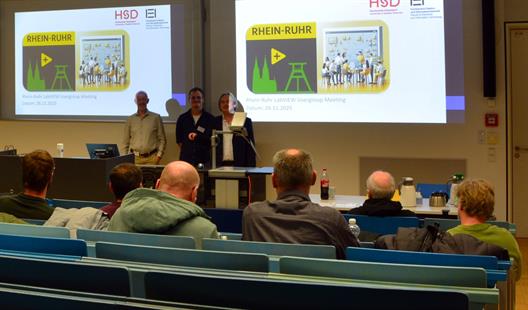 Am Fachbereich Elektro- und Informationstechnik fand am 26. November 2025 das zweite LabVIEW Rhein Ruhr User Group Meeting erfolgreich statt, welches von Herrn Dennis Fertsch und Prof. Dr.-Ing. Volker Feige in Abstimmung mit dem Unternehmen EMERSON organisiert wurde. Insgesamt 14 Gäste aus namhaften Unternehmen und Forschungseinrichtungen kamen hierzu an die HSD, um sich mit Studierenden, Mitarbeitenden und Lehrenden auszutauschen.