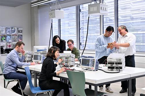 Professor Volker Feige mit Studierenden