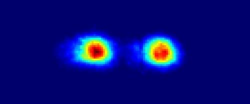 Bild zweier Atome zur Adressierung von Ionen